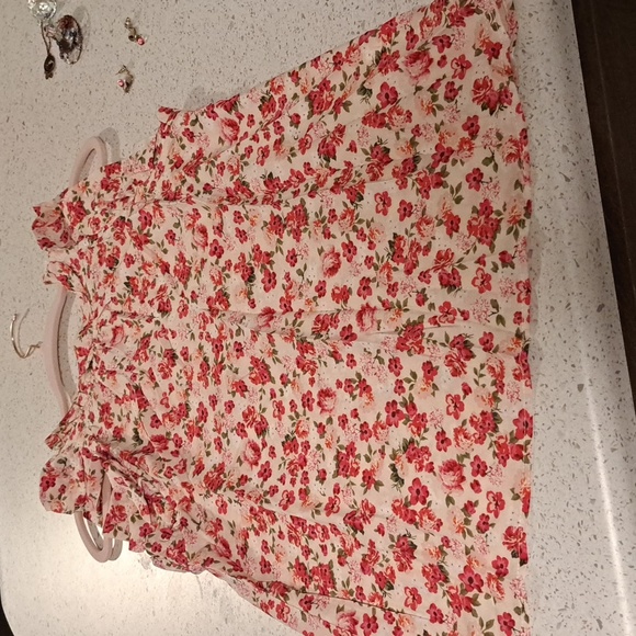 ♥️New Red floral print mock neck top - Picture 14 of 16